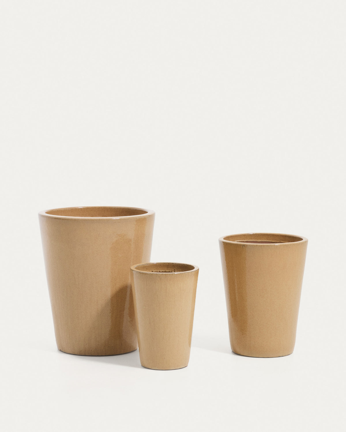 Rotja 3er Set Blumentöpfe aus Terrakotta mit beigem Glasurfinish Ø 26 / 35 / 47 cm in Beige präsentiert im Onlineshop von KAQTU Design AG. Blumentopf ist von Kave Home