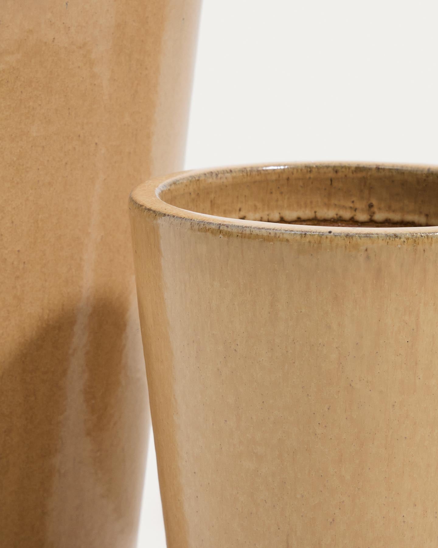 Rotja 3er Set Blumentöpfe aus Terrakotta mit beigem Glasurfinish Ø 26 / 35 / 47 cm in Beige präsentiert im Onlineshop von KAQTU Design AG. Blumentopf ist von Kave Home
