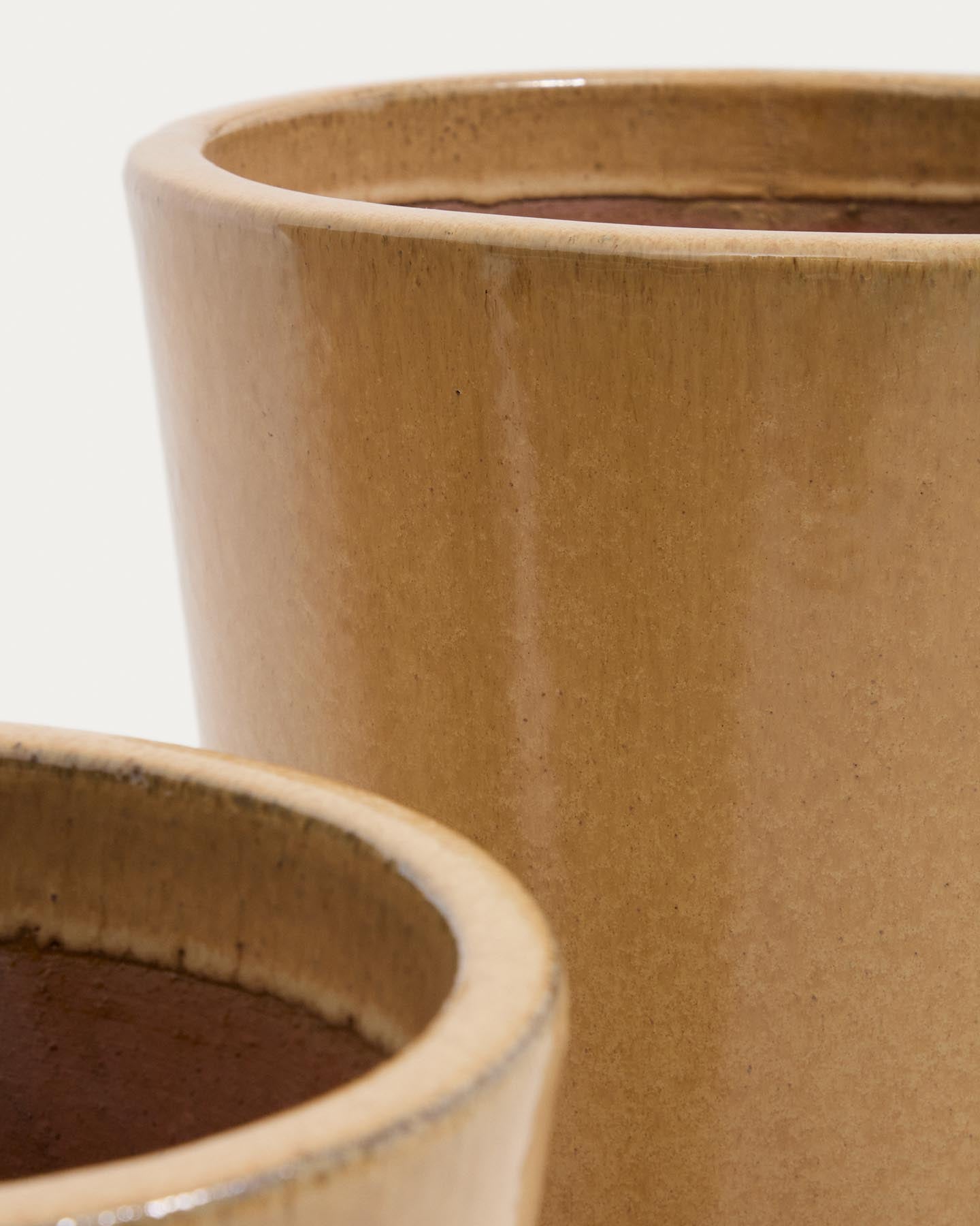 Rotja 3er Set Blumentöpfe aus Terrakotta mit beigem Glasurfinish Ø 26 / 35 / 47 cm in Beige präsentiert im Onlineshop von KAQTU Design AG. Blumentopf ist von Kave Home