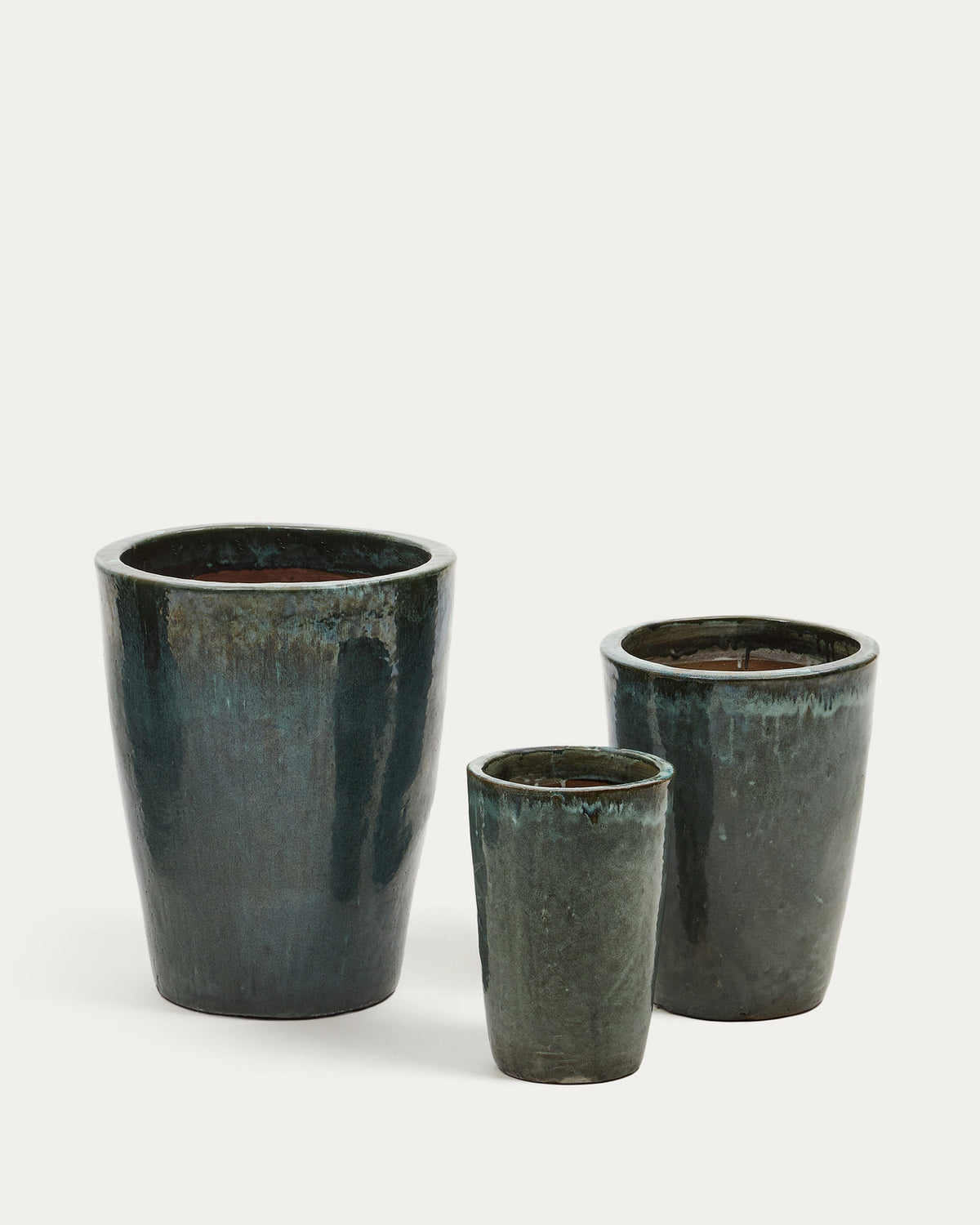 Rotja 3er Set Blumentöpfe aus Terrakotta mit grünem Glasurfinish Ø 26 / 35 / 47 cm in Blau präsentiert im Onlineshop von KAQTU Design AG. Pflanzentopf Outdoor ist von Kave Home