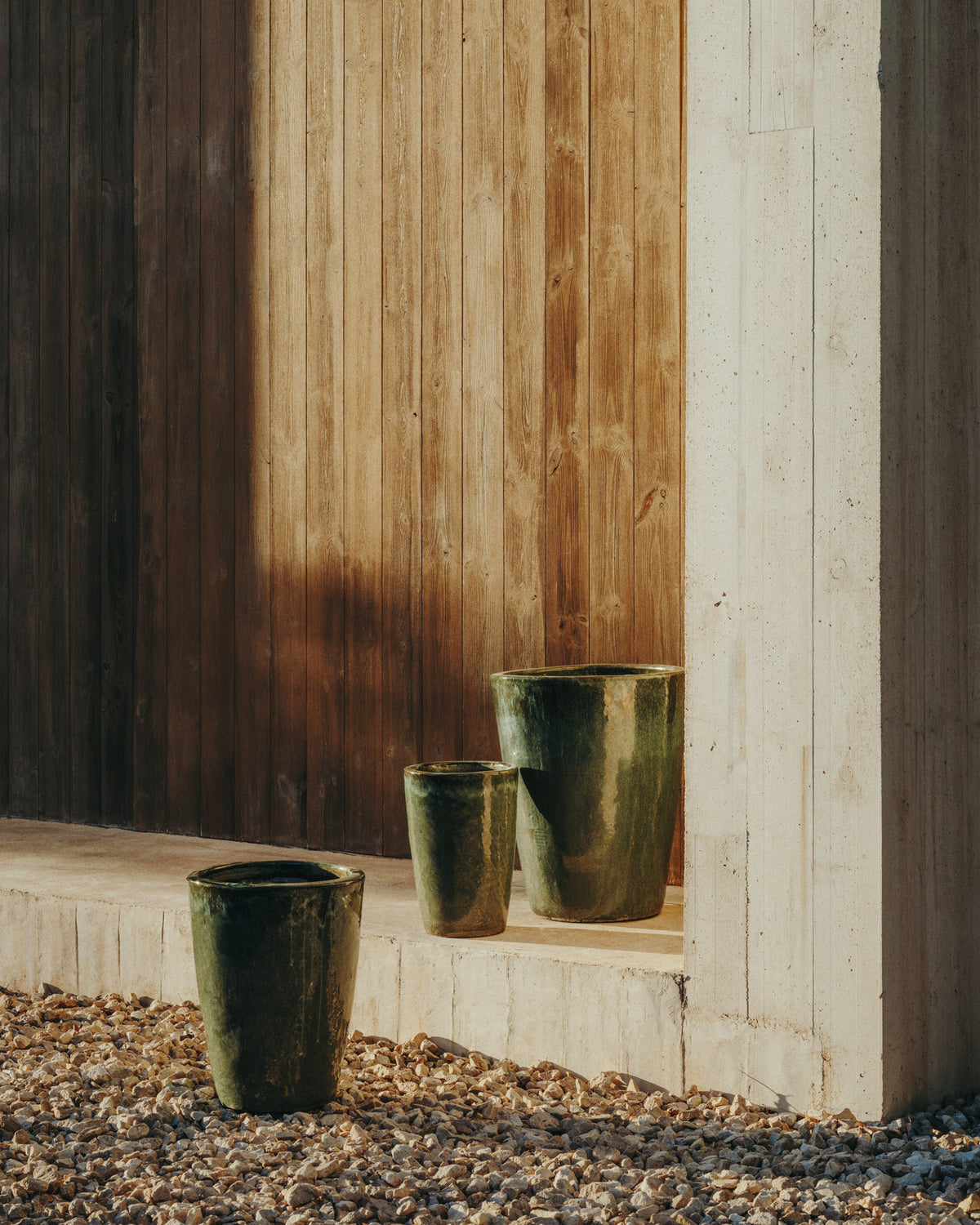 Rotja 3er Set Blumentöpfe aus Terrakotta mit grünem Glasurfinish Ø 26 / 35 / 47 cm in Blau präsentiert im Onlineshop von KAQTU Design AG. Pflanzentopf Outdoor ist von Kave Home