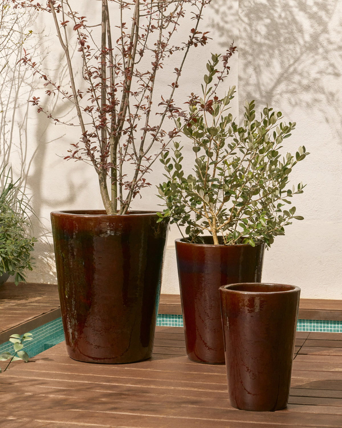 Rotja 3er Set Blumentöpfe aus Terrakotta mit granatrotem Glasurfinish Ø 26 / 35 / 47 cm in  präsentiert im Onlineshop von KAQTU Design AG. Pflanzentopf Outdoor ist von Kave Home