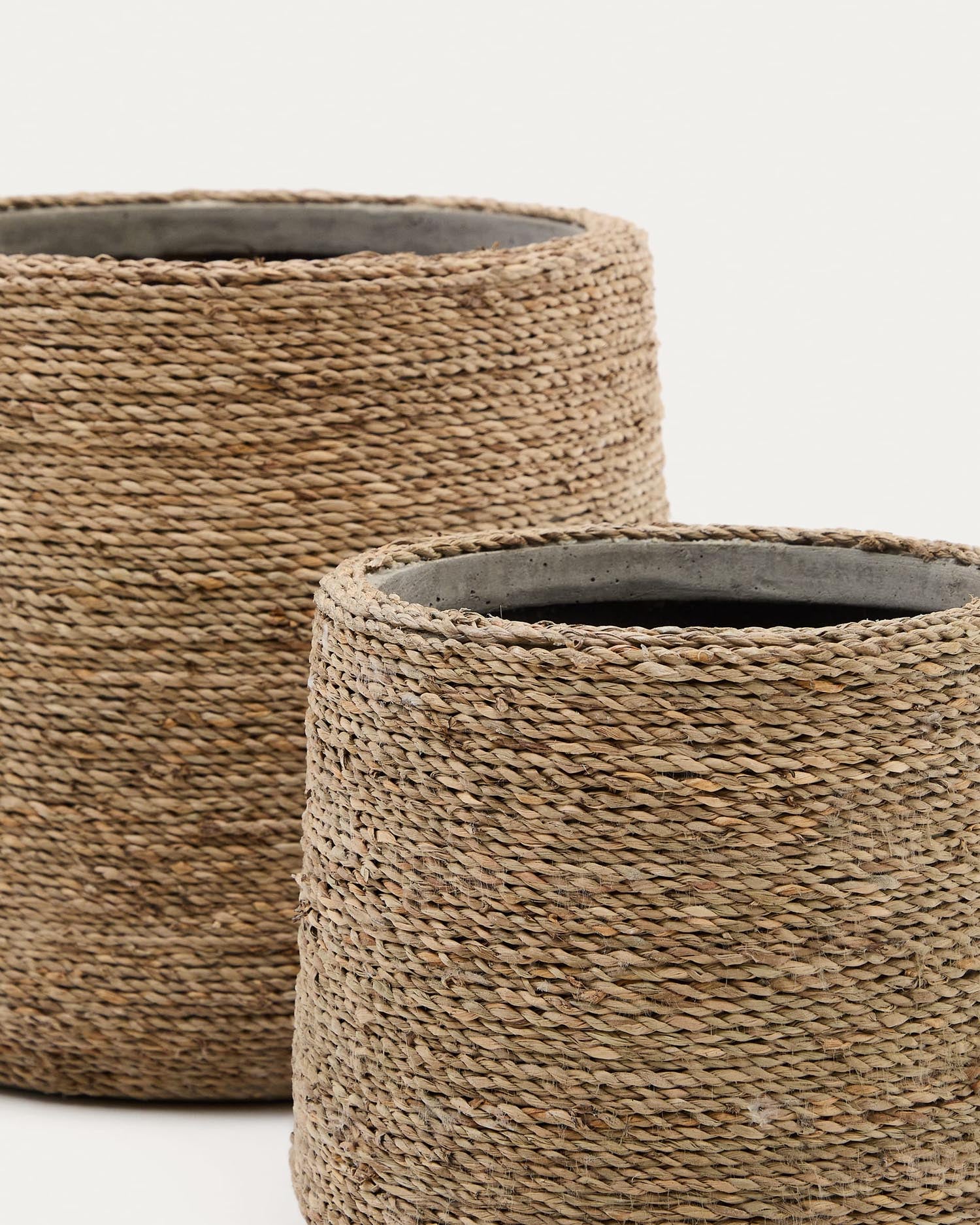 Set Sigal avec 2 cache-pots en ciment à surface naturelle Ø 24 cm / Ø 31 cm