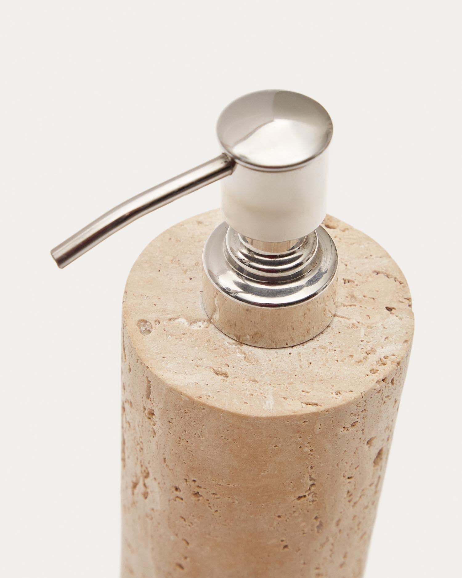 Macre Seifenspender aus Travertin in Beige in Beige präsentiert im Onlineshop von KAQTU Design AG. Badzubehör ist von Kave Home