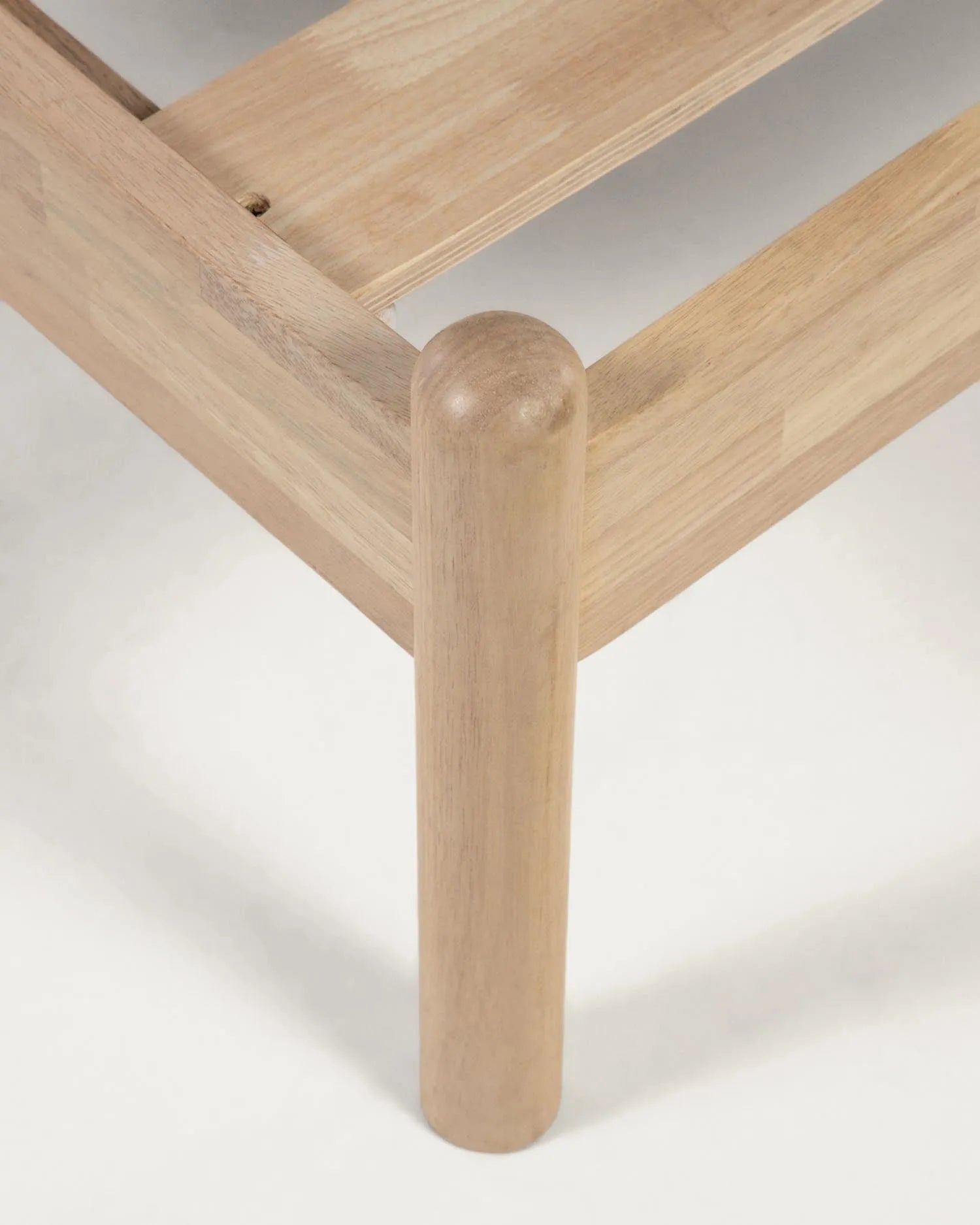 Elegantes Einzelbett aus massivem Kautschukholz mit beigem Kopfteil, ideal für kleine Räume. Stabil, langlebig und stilvoll.