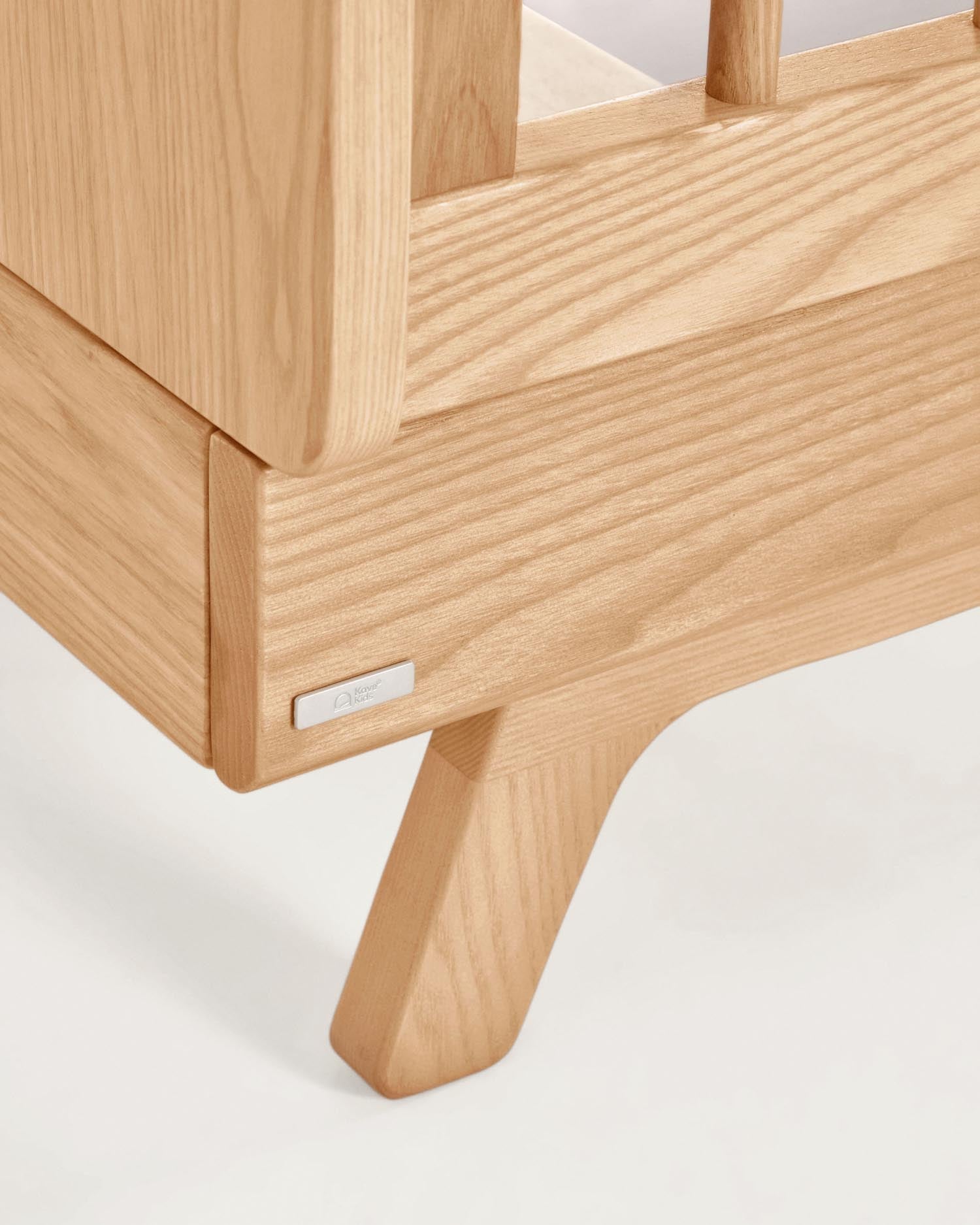 Das Gitterbett Maralis aus robustem Buchenholz 70 x 140 cm vereint Sicherheit, Flexibilität und elegantes Design für jedes Kinderzimmer.