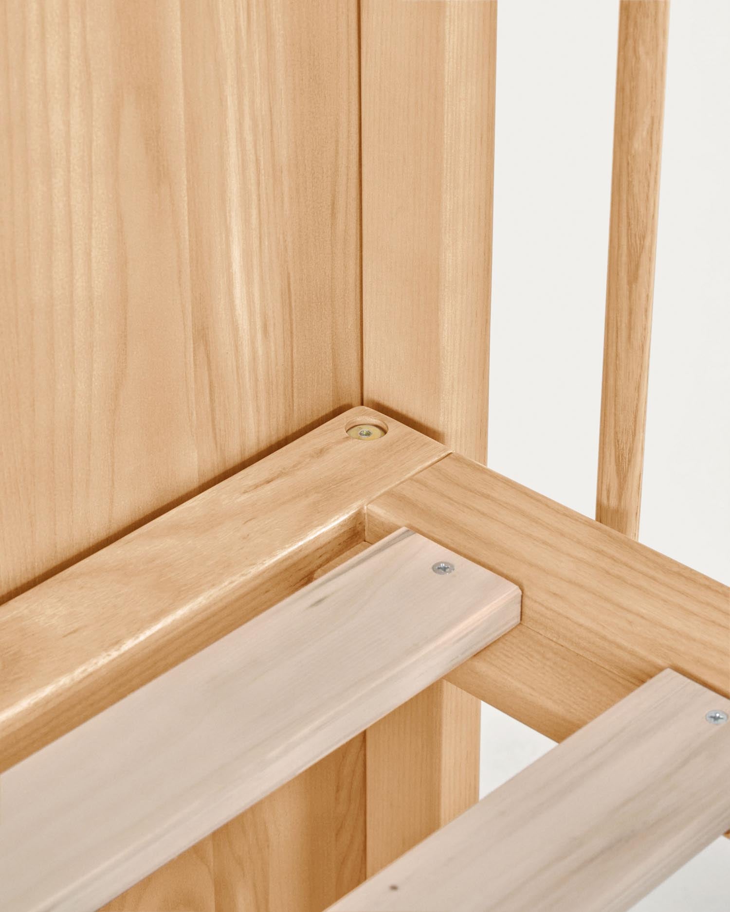 Das anpassungsfähige Gitterbett Maralis aus robustem Buchenholz 70 x 140 cm bietet Sicherheit und Stil, ideal für wachsende Kinder.