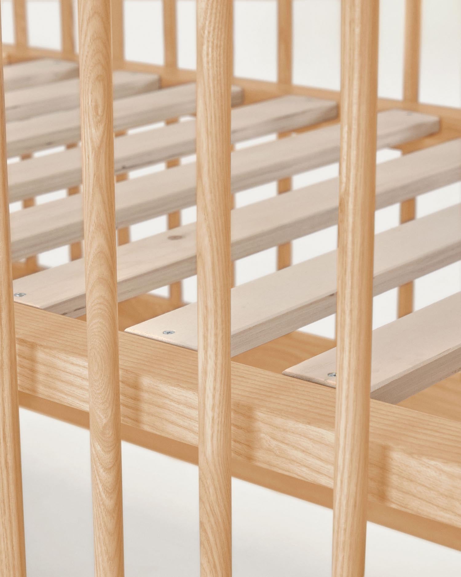 Das Gitterbett Maralis aus massivem Buchenholz 70 x 140 cm vereint Sicherheit, Flexibilität und elegantes Design für Ihr Kinderzimmer.