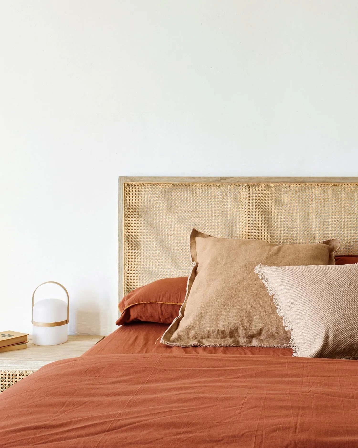 Elegantes Kopfteil aus Mindiholz und Rattan, das Ihrem Schlafzimmer natürlichen Charme und Funktionalität verleiht.