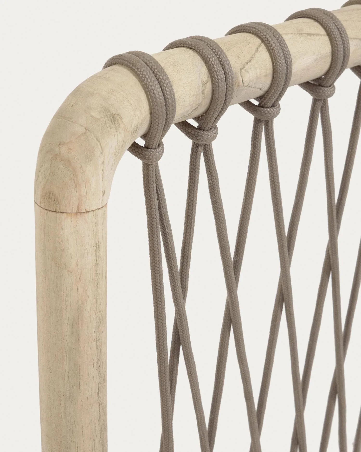 Elegantes Kopfteil aus Mindiholz und grauem Seil, handgefertigt für 160 cm Betten, vereint Stil und Nachhaltigkeit.