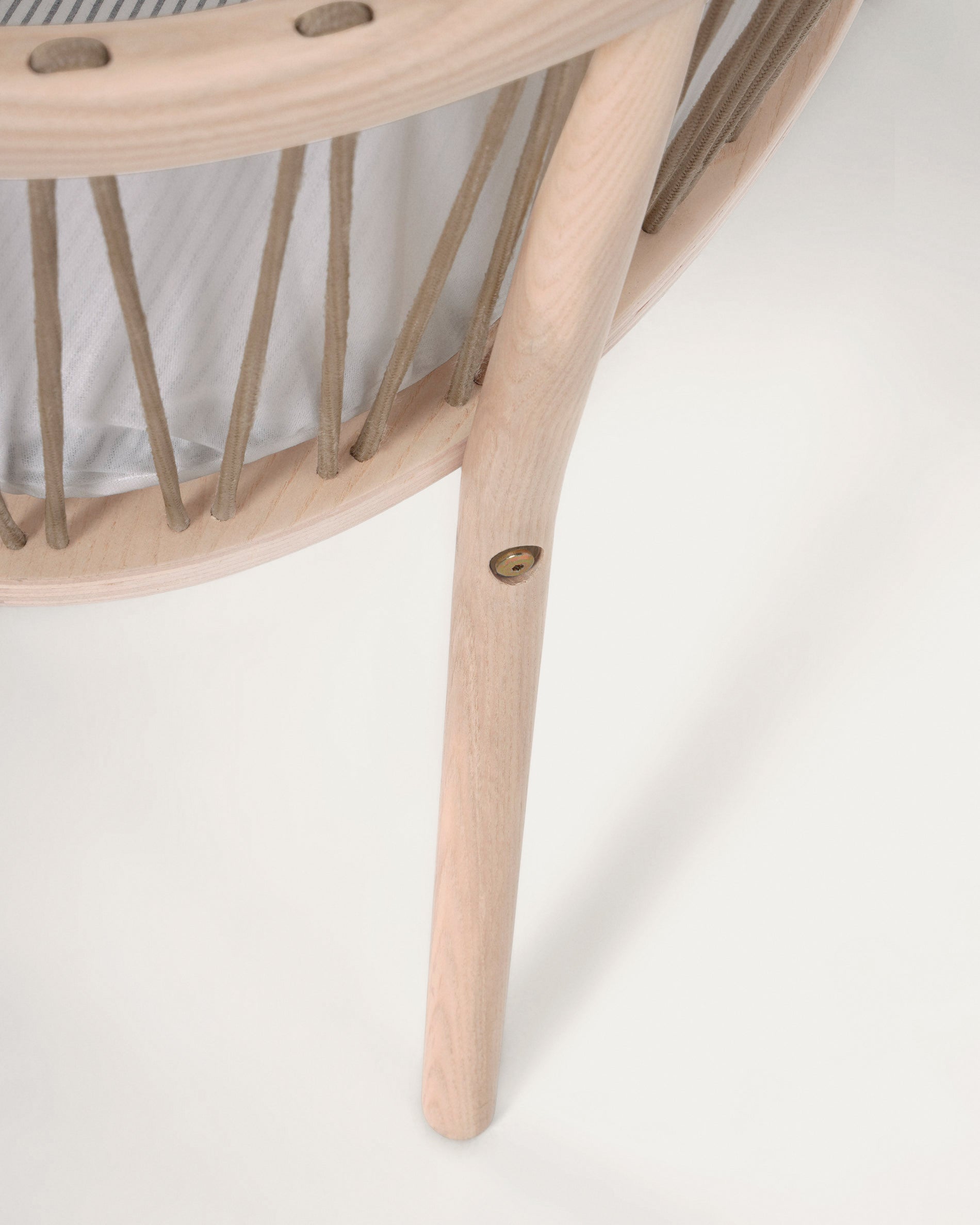 Leonela Stubenwagen Eschenholz 97 x 62 cm in Braun präsentiert im Onlineshop von KAQTU Design AG. Bett ist von Kave Home