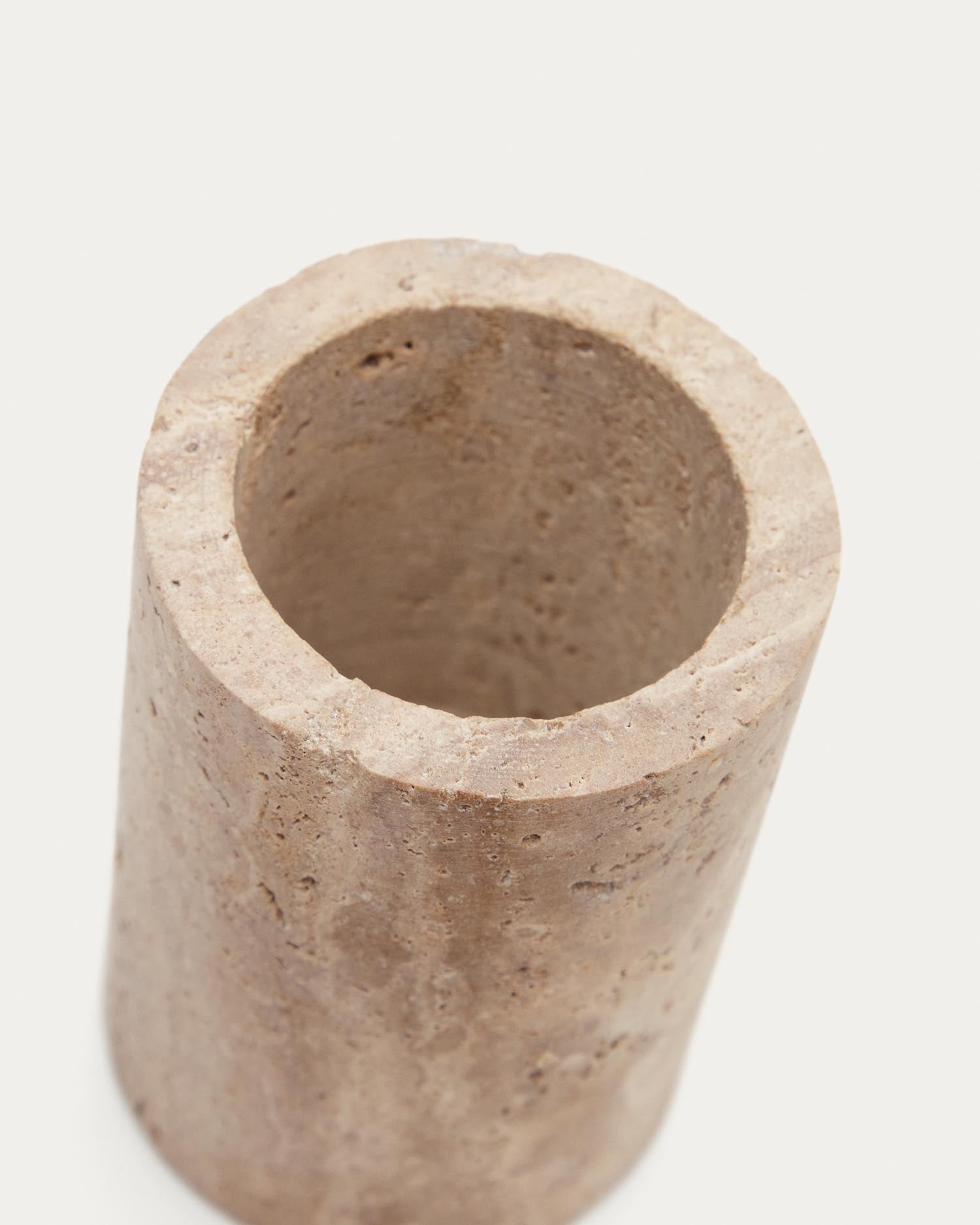 Macre Zahnbürstenhalter aus Travertin in Beige in Beige präsentiert im Onlineshop von KAQTU Design AG. Badzubehör ist von Kave Home