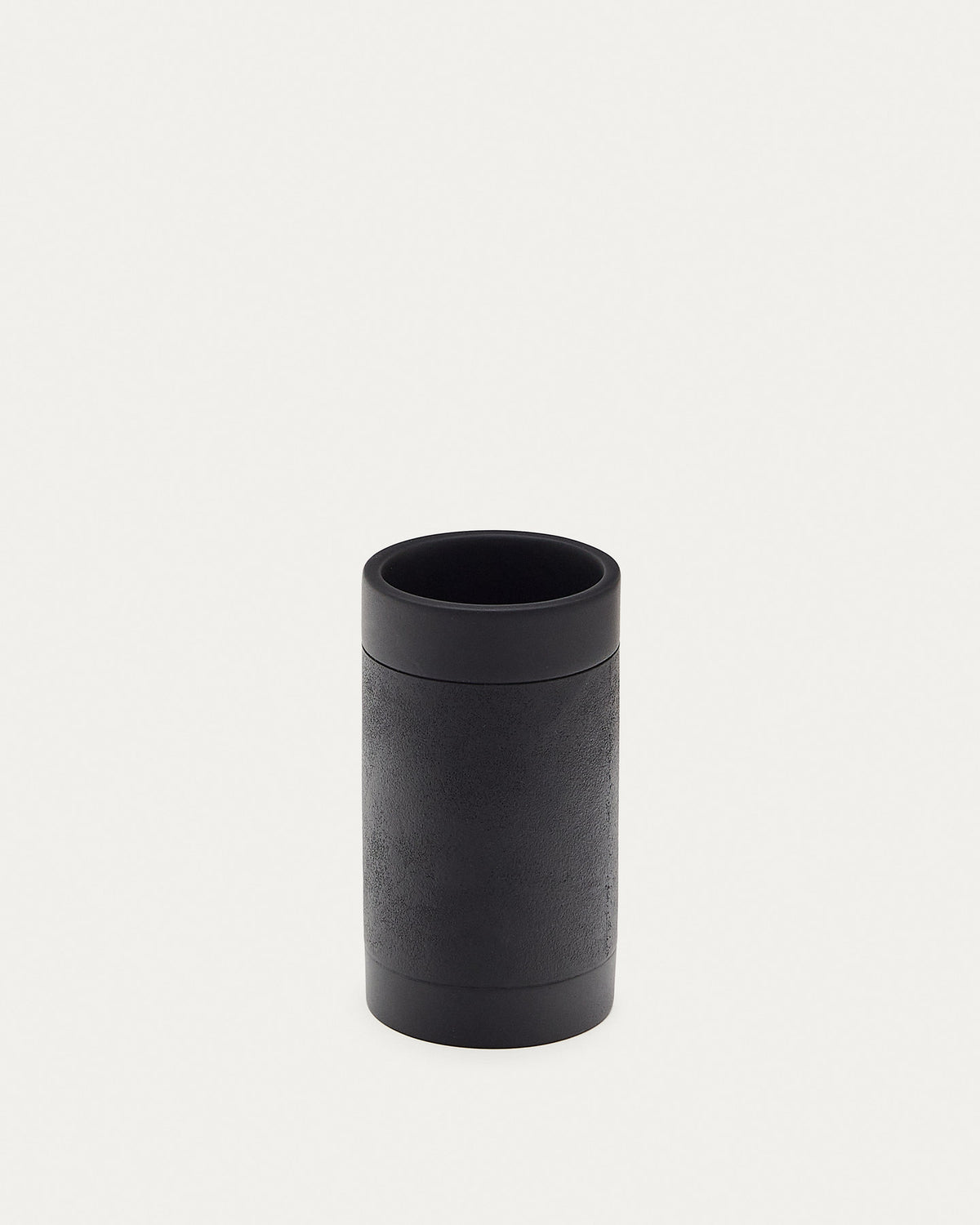 Sisel Zahnbürstenhalter aus schwarzem Polyresin in Schwarz präsentiert im Onlineshop von KAQTU Design AG. Toilettenartikel ist von Kave Home