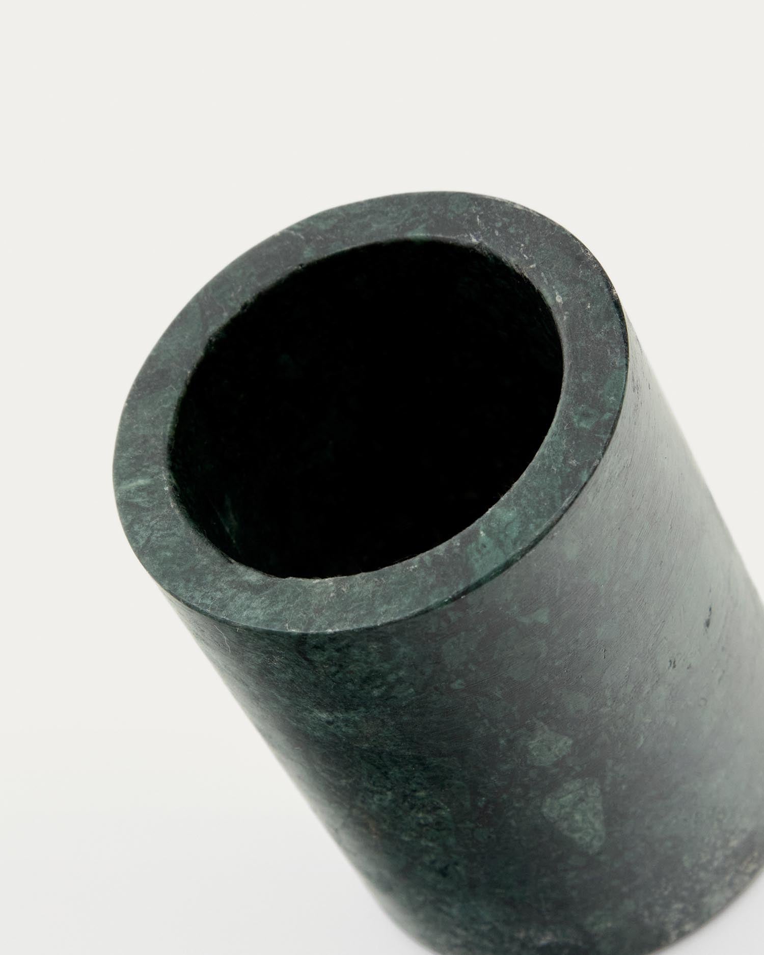 Zahnbürstenhalter Elenei aus grünem Marmor in Grün präsentiert im Onlineshop von KAQTU Design AG. Badzubehör ist von Kave Home