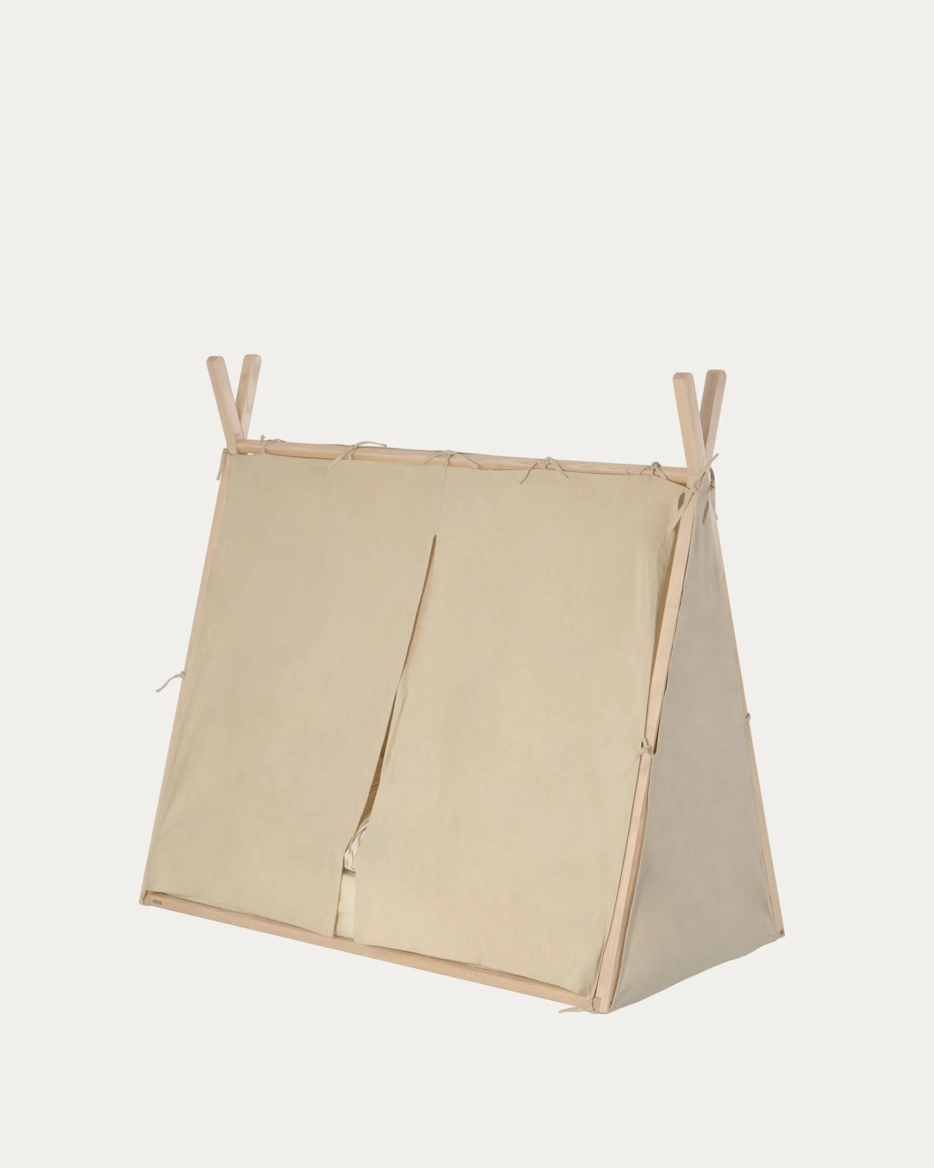 Die Maralis Tipi Bett Abdeckung aus 100% Baumwolle verwandelt das Kinderzimmer in ein gemütliches Spielparadies.