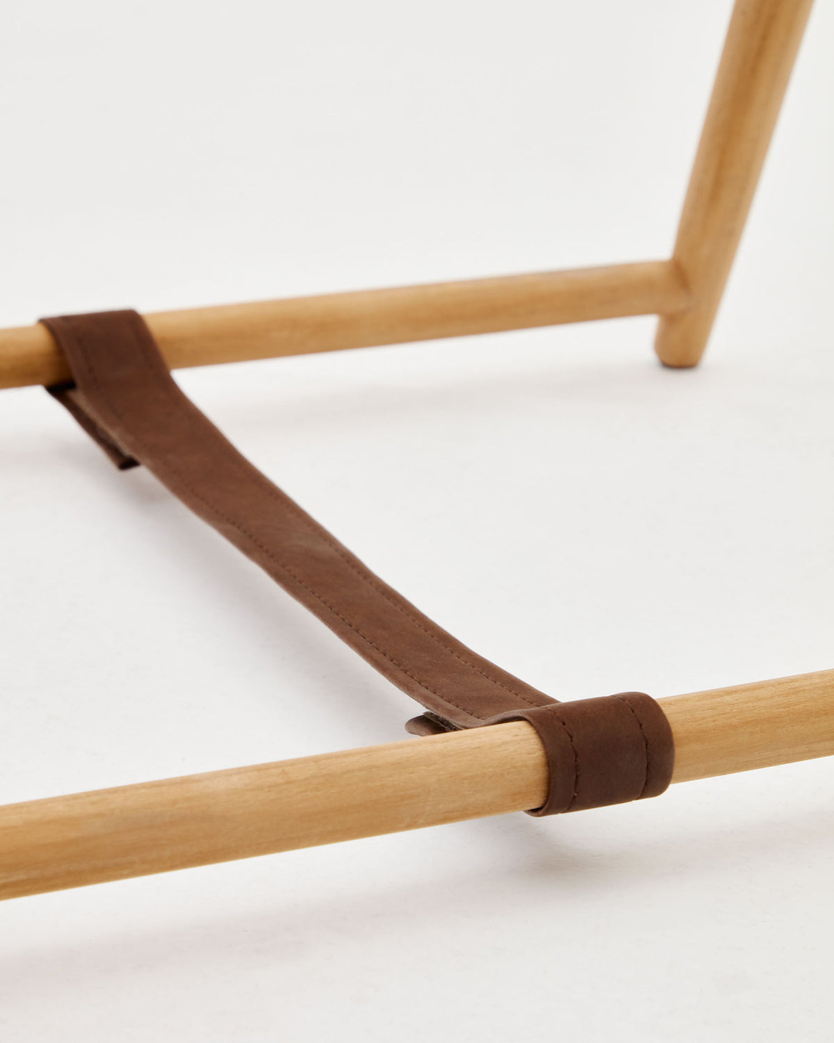 Roxana Handtuchhalter aus massivem Teakholz 50 x 95 cm in Natur präsentiert im Onlineshop von KAQTU Design AG. Handtuchhalter ist von Kave Home