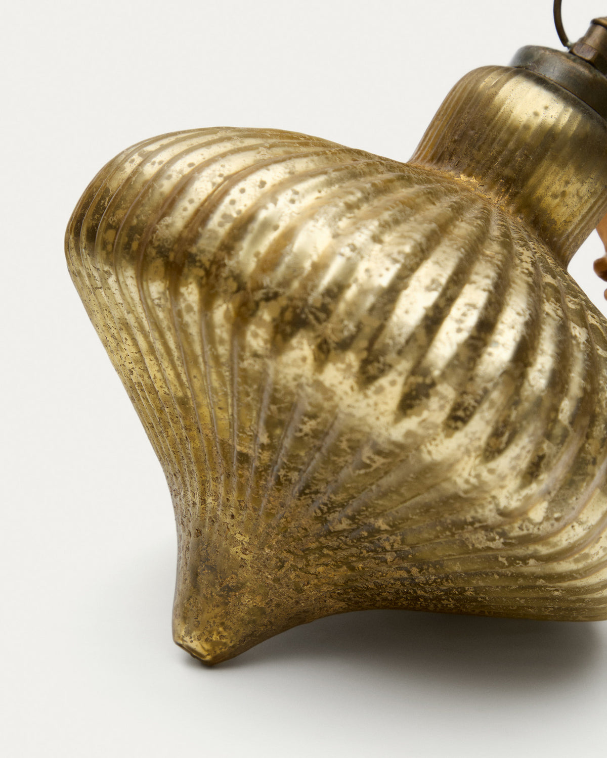 Hängeornament Raj aus recyceltem Glas gold 20 cm in Gold präsentiert im Onlineshop von KAQTU Design AG. Ornament ist von Kave Home