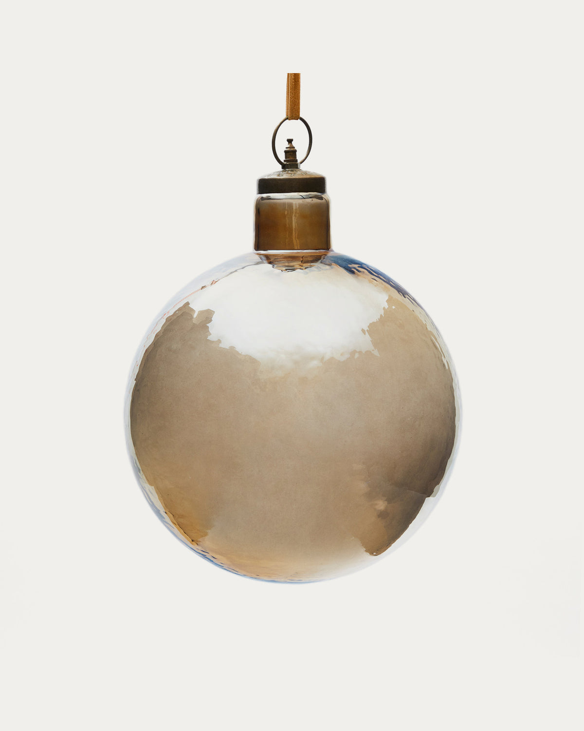 Weihnachtskugel Piril aus recyceltem Glas braun Ø 25 cm in Braun, Transparent präsentiert im Onlineshop von KAQTU Design AG. Weihnachtszubehör ist von Kave Home