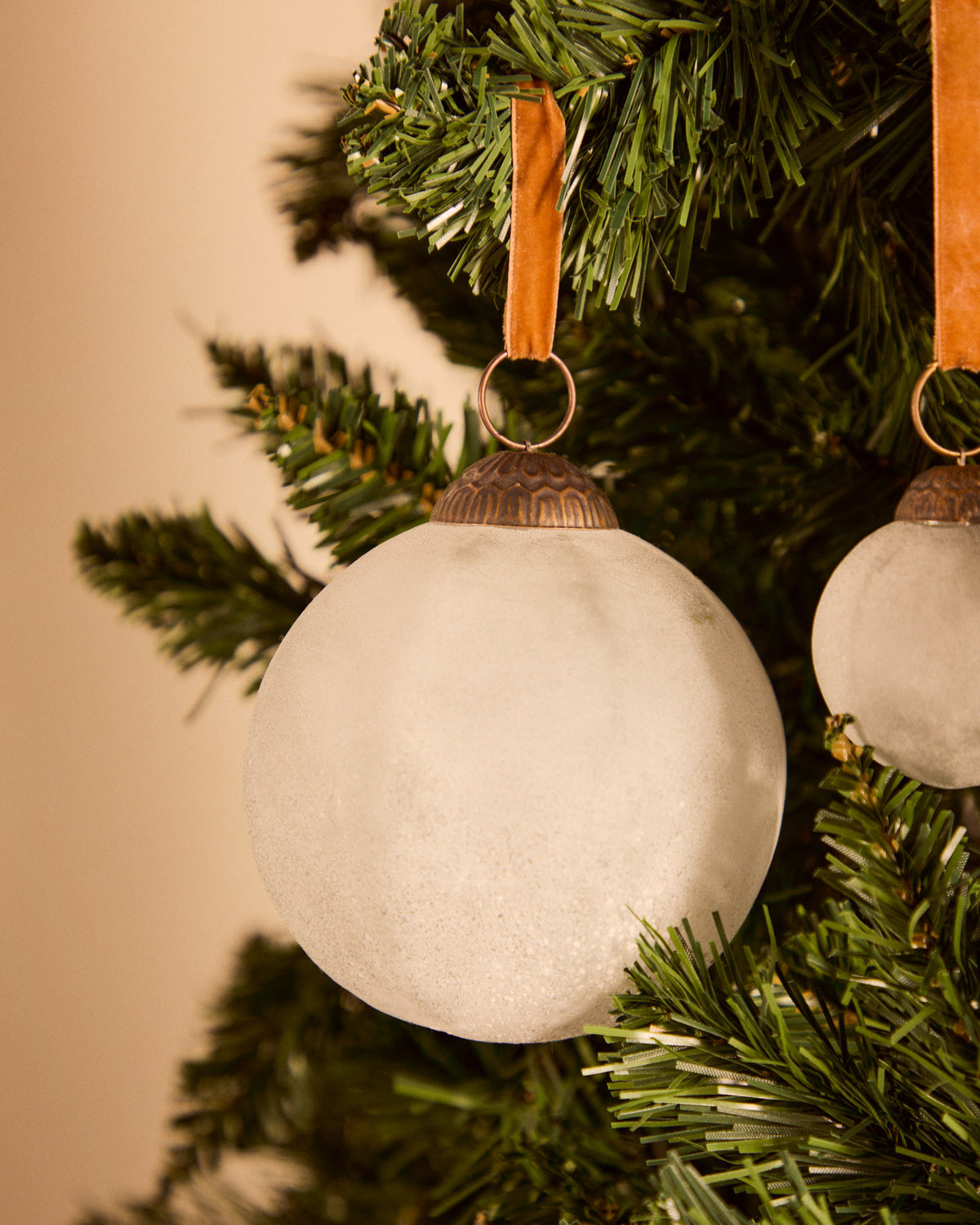 Set aus 2 Weihnachtskugeln Talve aus recyceltem Glas weiss Ø 10 cm in Weiss präsentiert im Onlineshop von KAQTU Design AG. Weihnachtszubehör ist von Kave Home