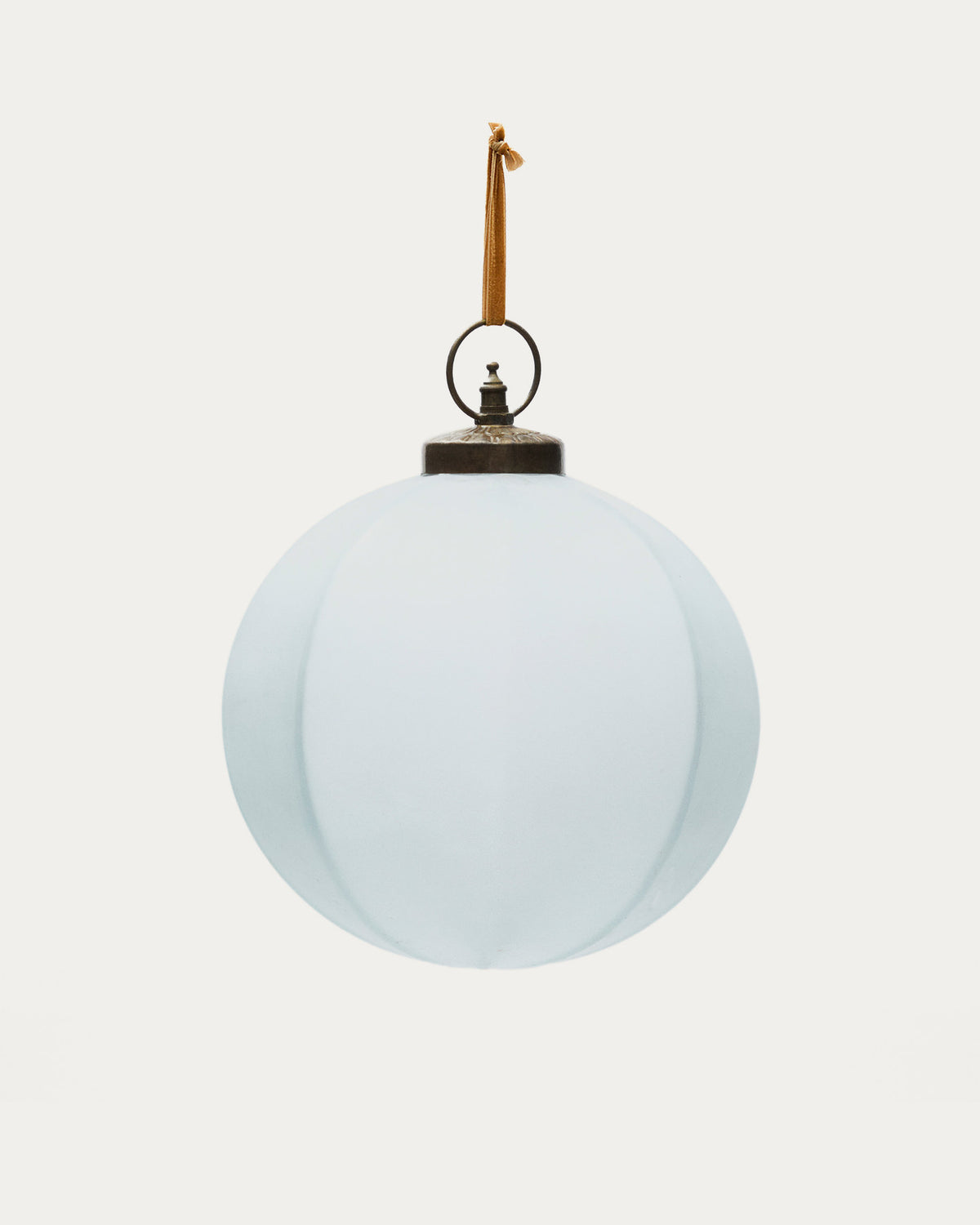 Weihnachtskugel Talve aus recyceltem Glas weiss Ø 20 cm in Weiss präsentiert im Onlineshop von KAQTU Design AG. Weihnachtszubehör ist von Kave Home