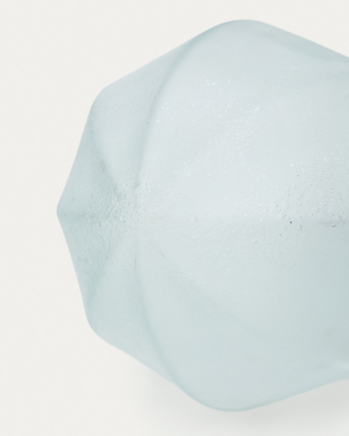 Weihnachtskugel Talve aus recyceltem Glas weiss Ø 20 cm in Weiss präsentiert im Onlineshop von KAQTU Design AG. Weihnachtszubehör ist von Kave Home