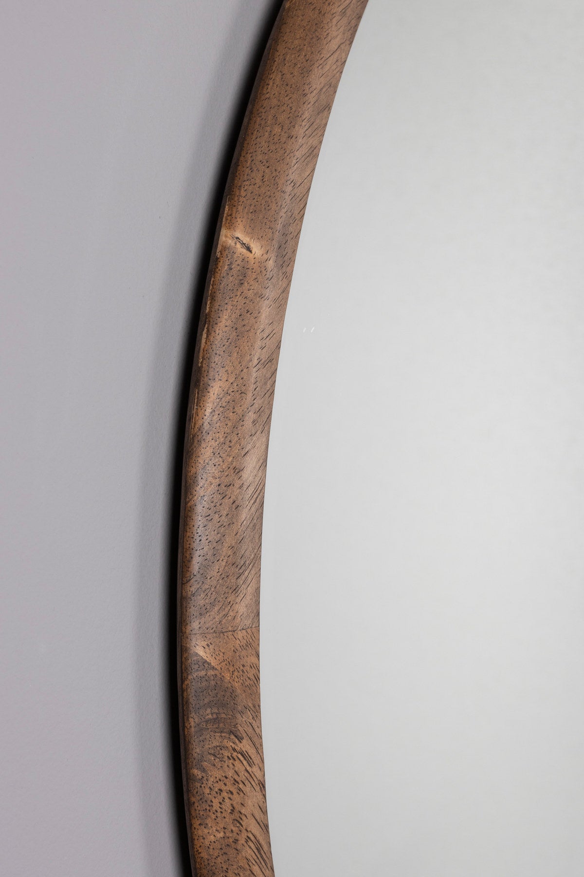 Brauner Wandspiegel Gale Mirror mit Holzrahmen in Walnussfarbe und facettiertem Glas