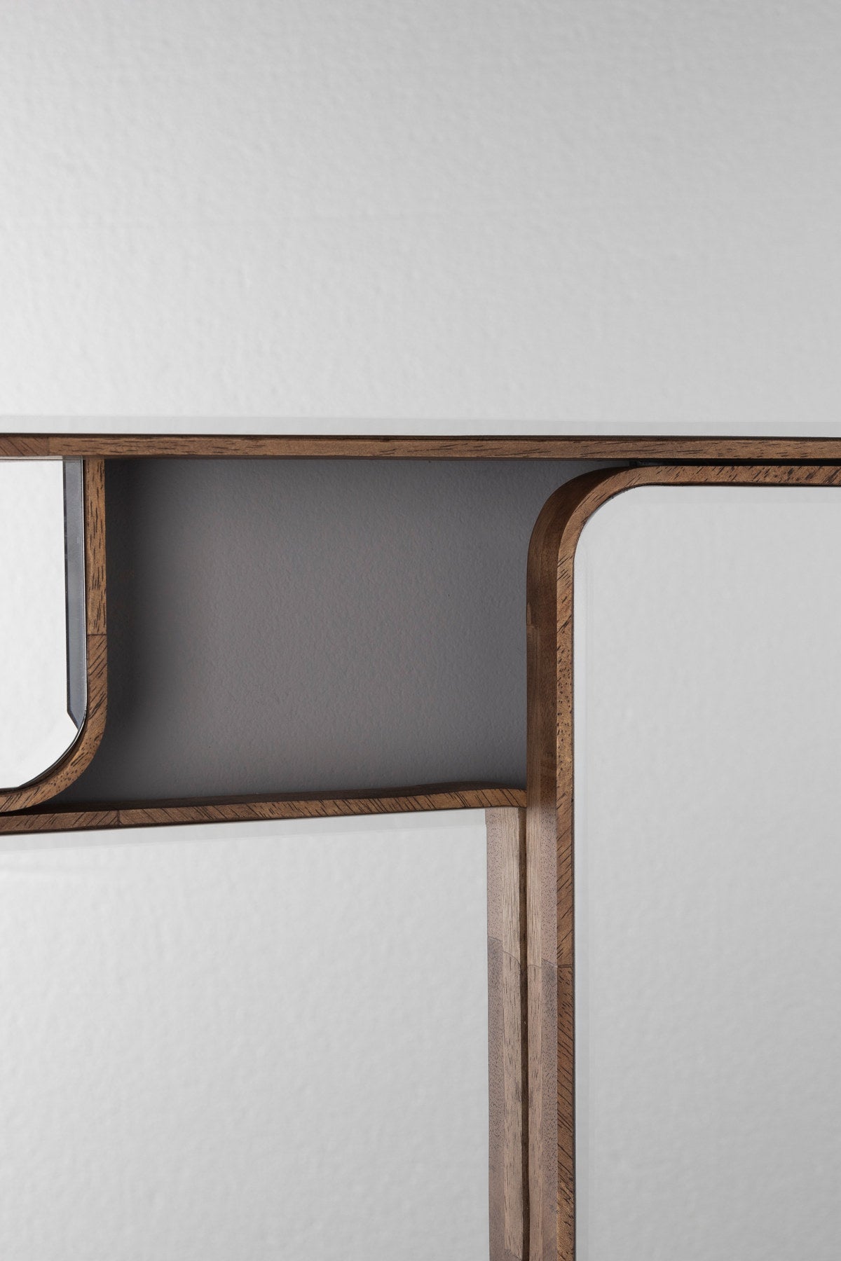 Wandspiegel Cordelia Mirror aus fünf Spiegeln mit walnussfarbenem Holzrahmen und Facettenglas