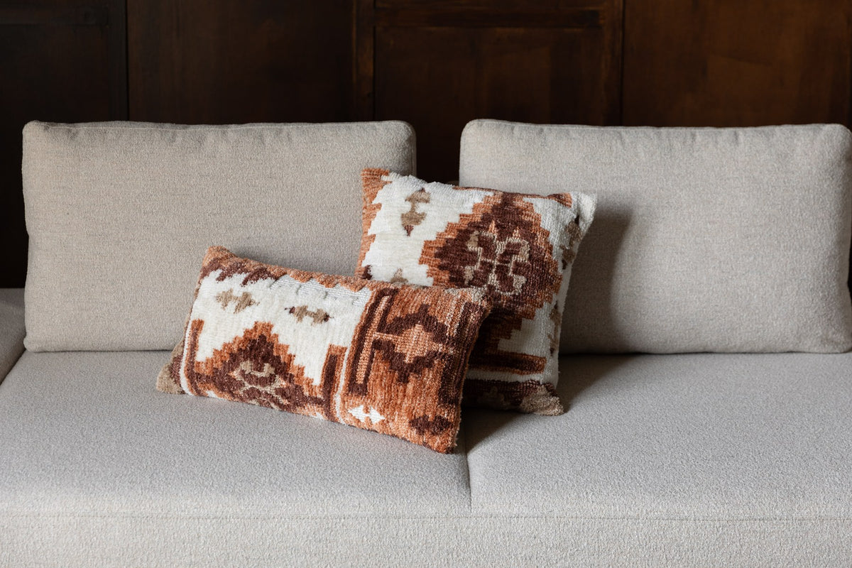 Rotes Dekokissen Cushion Maron 45x45 von Dutchbone aus gewebtem Polyesterstoff mit grafischem Muster in quadratischer Form.