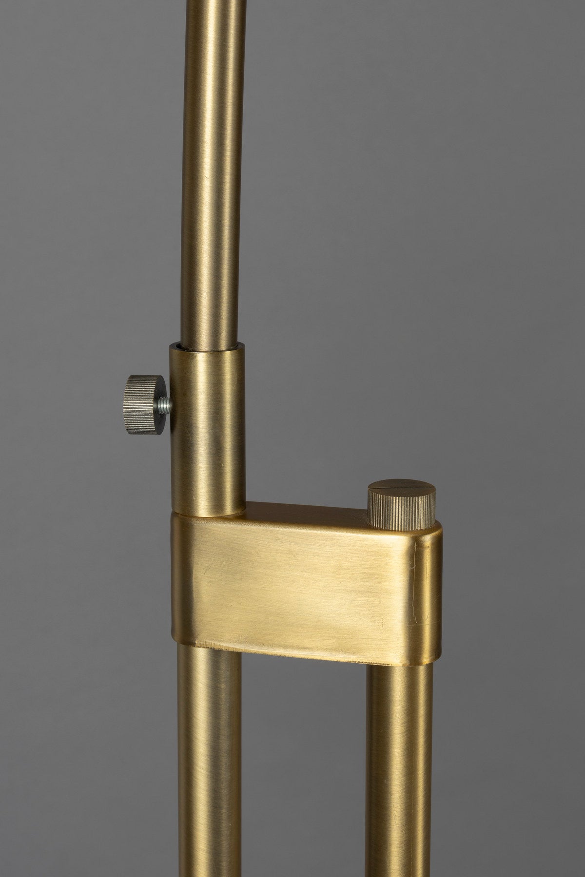 Archie Stehleuchte in Gold präsentiert im Onlineshop von KAQTU Design AG. Stehleuchte ist von Dutchbone