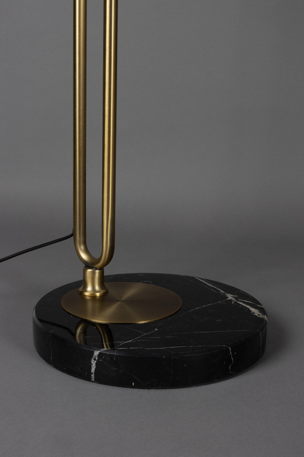 Archie Stehleuchte in Gold präsentiert im Onlineshop von KAQTU Design AG. Stehleuchte ist von Dutchbone