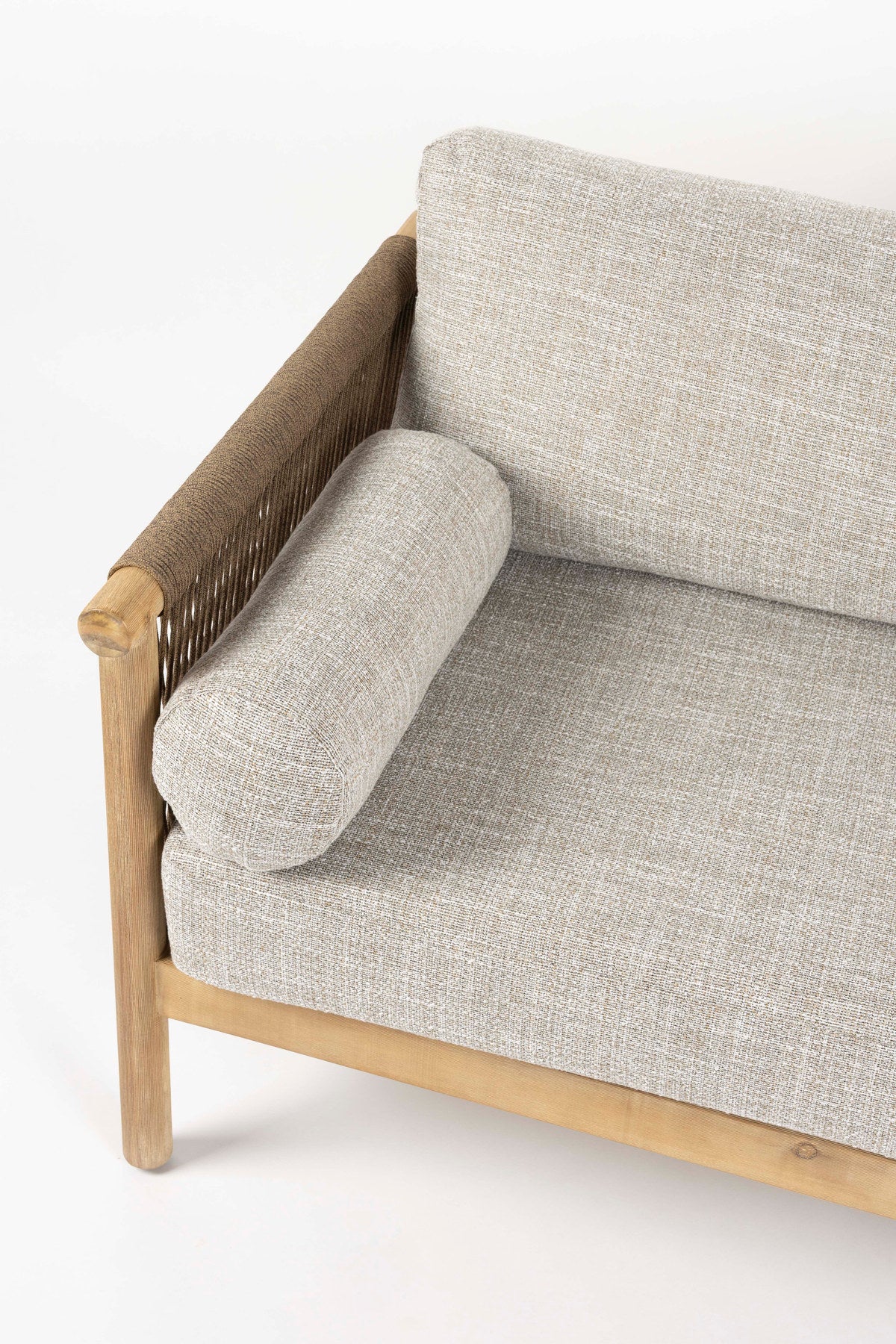 Beiges Outdoor-Loungesofa mit Akazienholzrahmen, Seil an den Lehnen und Couchtisch