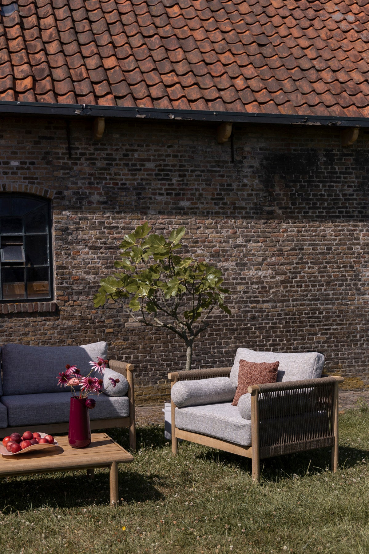Beiger Outdoor-Sessel Oasis mit Armlehnen, Akazienholzrahmen, Kissen und gespanntem Seil
