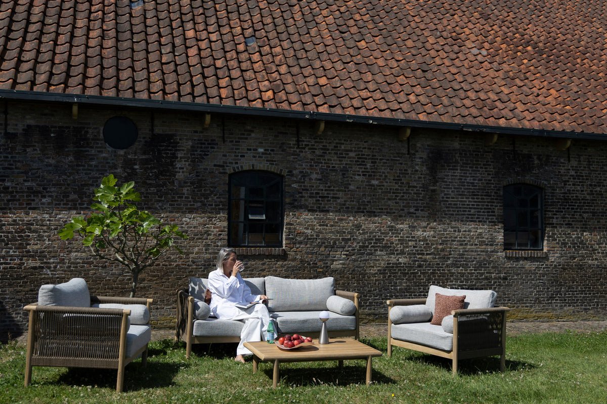 Beiger Outdoor-Sessel Oasis mit Armlehnen, Akazienholzrahmen, Kissen und gespanntem Seil