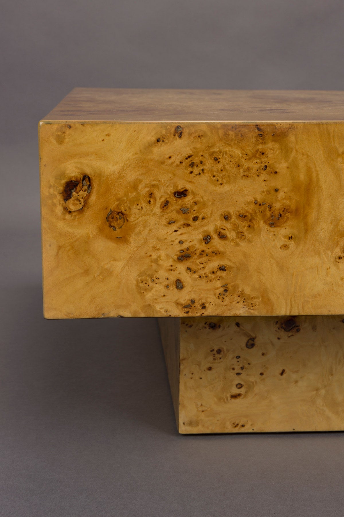 Quadratischer Couchtisch Quinn von Dutchbone in Braun mit glänzender Wurzelholzfurnier-Oberfläche