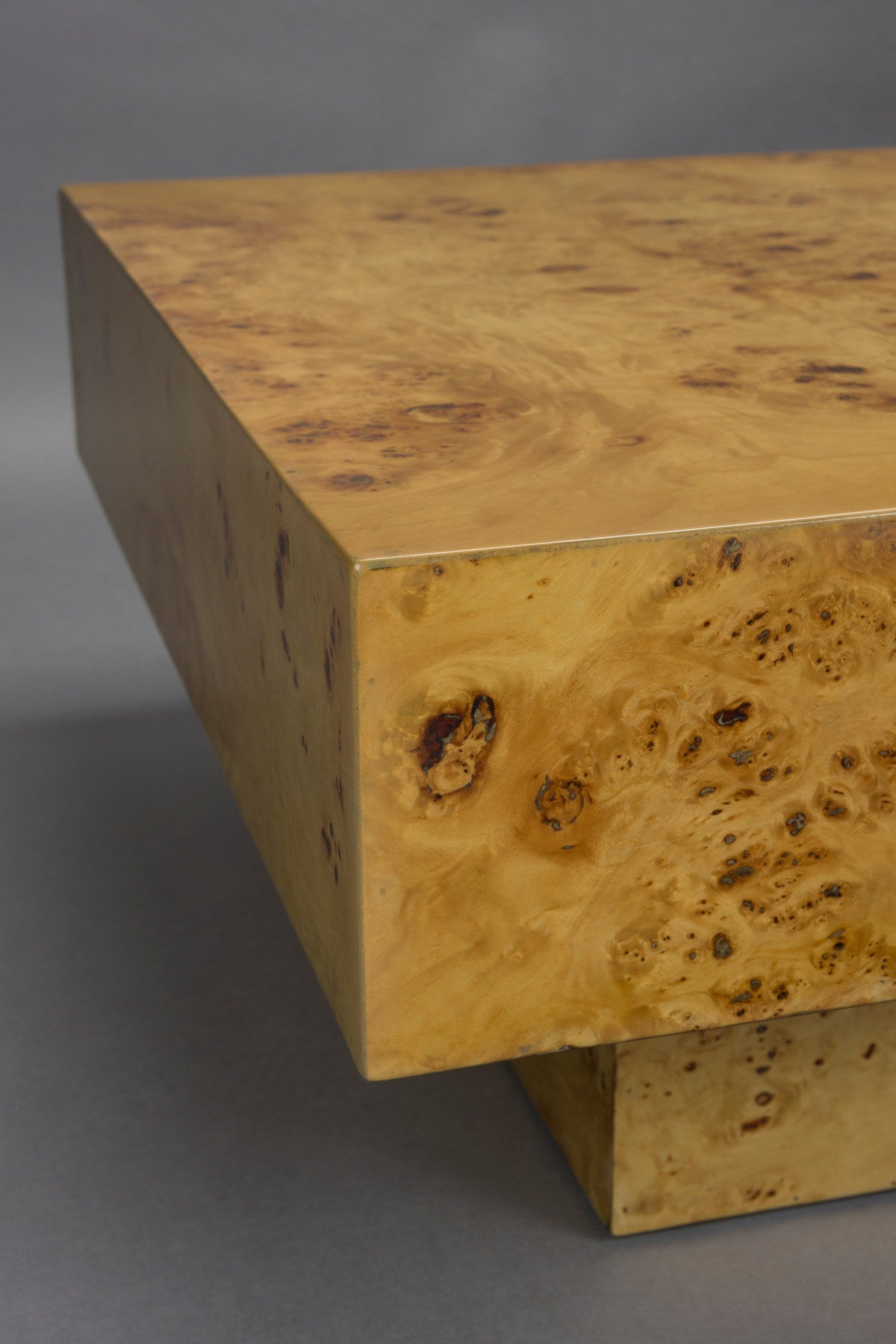 Quadratischer Couchtisch Quinn von Dutchbone in Braun mit glänzender Wurzelholzfurnier-Oberfläche