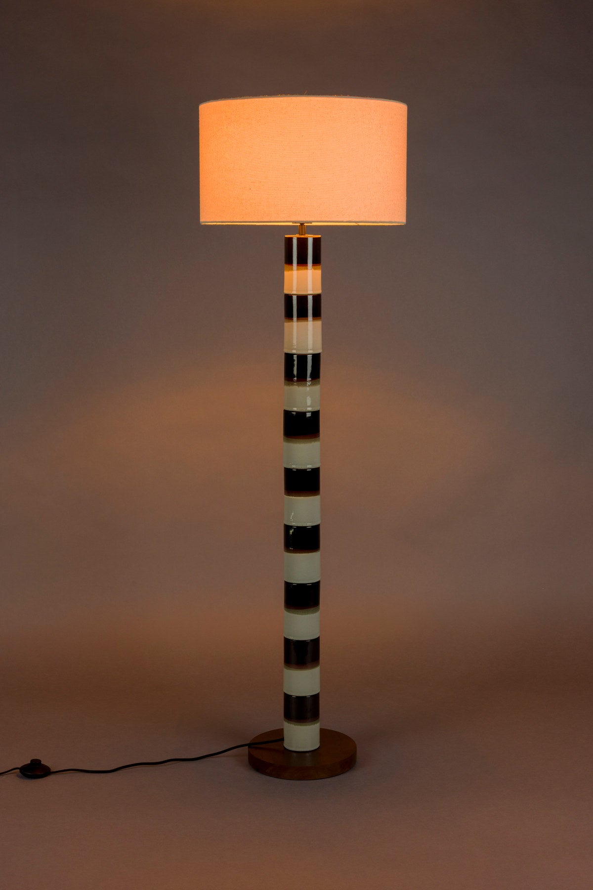 Stehlampe Vertigo in Beige präsentiert im Onlineshop von KAQTU Design AG. Stehleuchte ist von Dutchbone