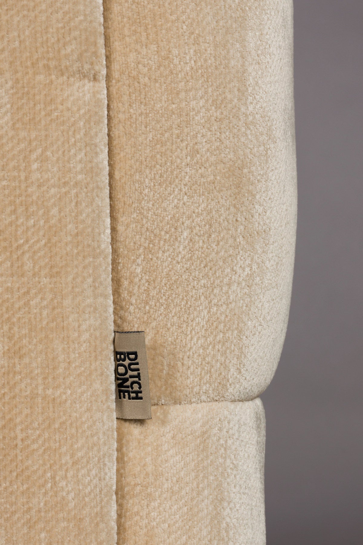 Sofa Douglas in Braun präsentiert im Onlineshop von KAQTU Design AG. 2er Sofa ist von Dutchbone