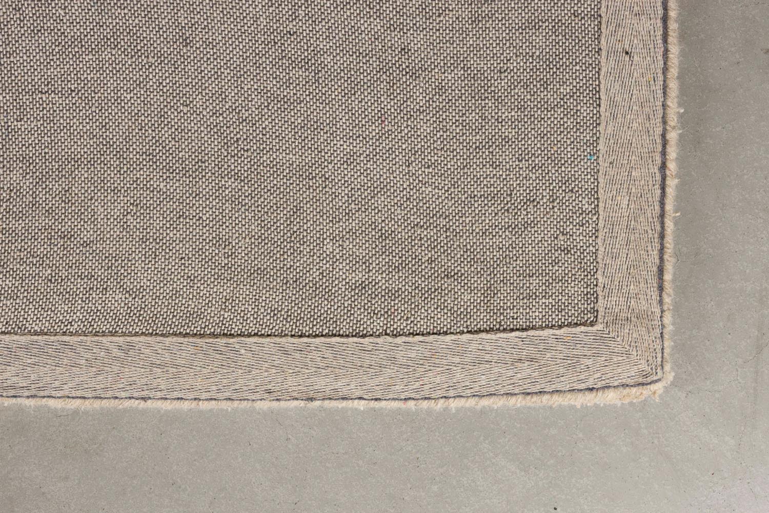 Entdecken Sie den Teppich Maryland 160x230 Beige von Dutchbone – ein stilvolles und komfortables Highlight für Ihr Zuhause, perfekt für jeden Raum.