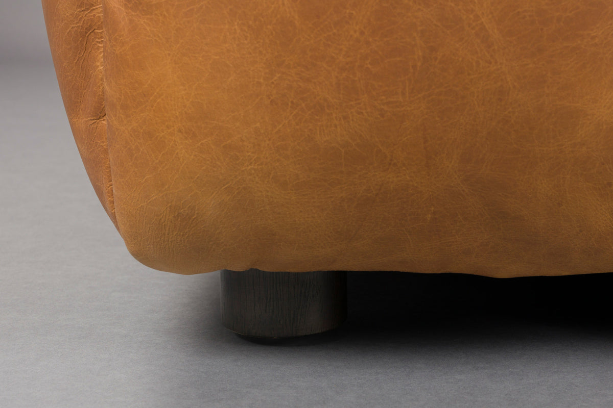 Hocker Hackman in Cognac präsentiert im Onlineshop von KAQTU Design AG. Pouf ist von Dutchbone