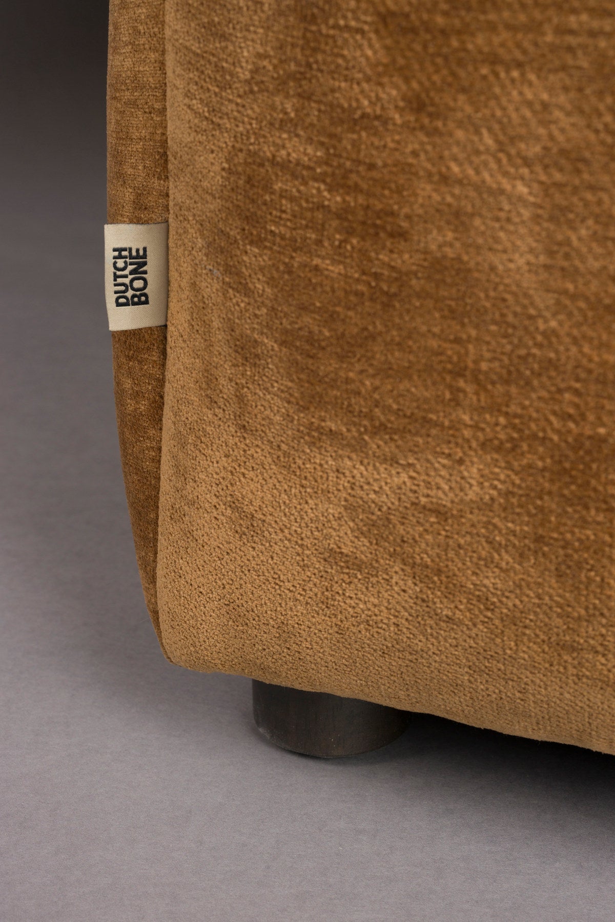 Sofa Hackman 4.5-Sitzer in Cognac präsentiert im Onlineshop von KAQTU Design AG. 4er Sofa ist von Dutchbone