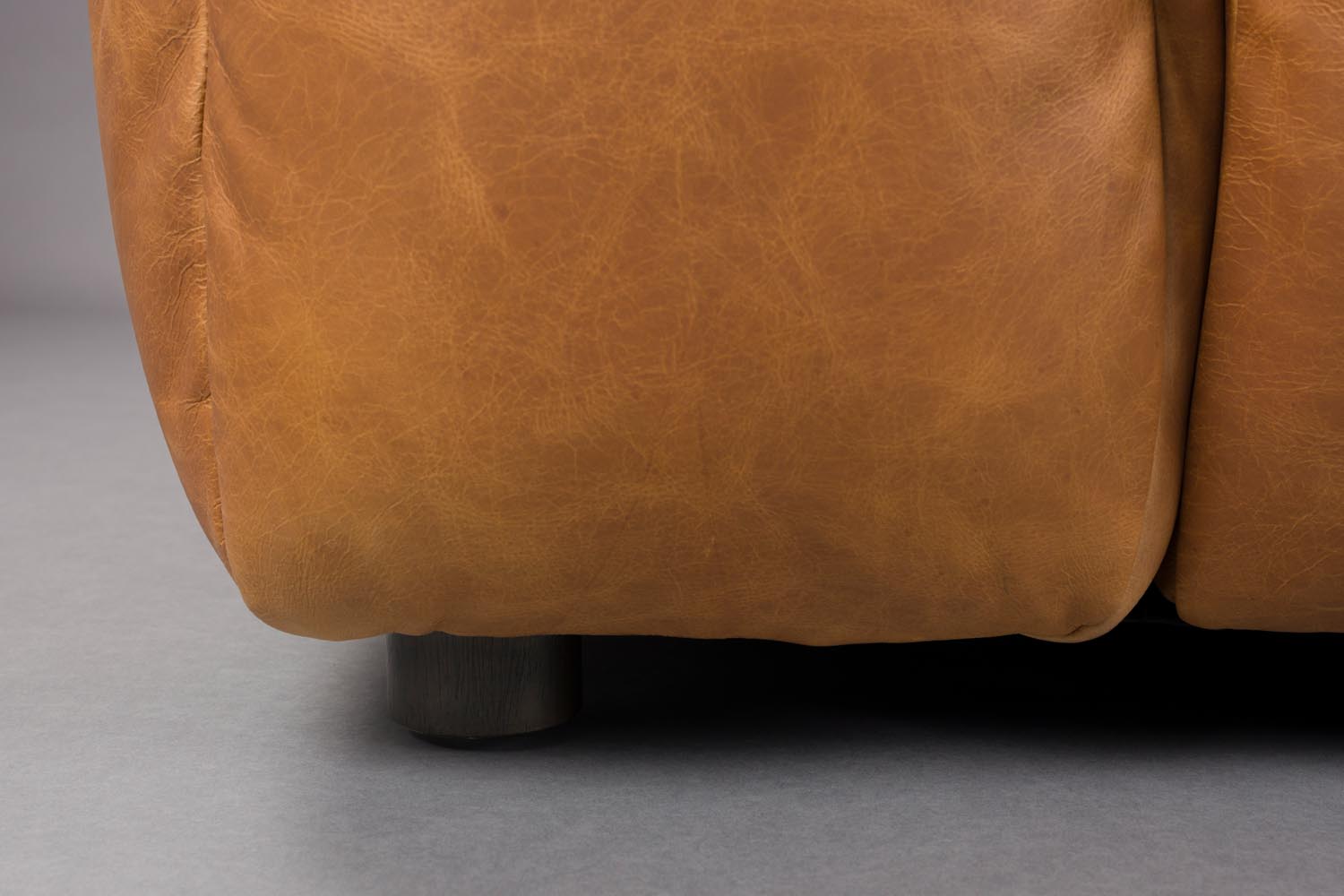 Sofa Hackman 4.5-Sitzer in Cognac präsentiert im Onlineshop von KAQTU Design AG. 4er Sofa ist von Dutchbone