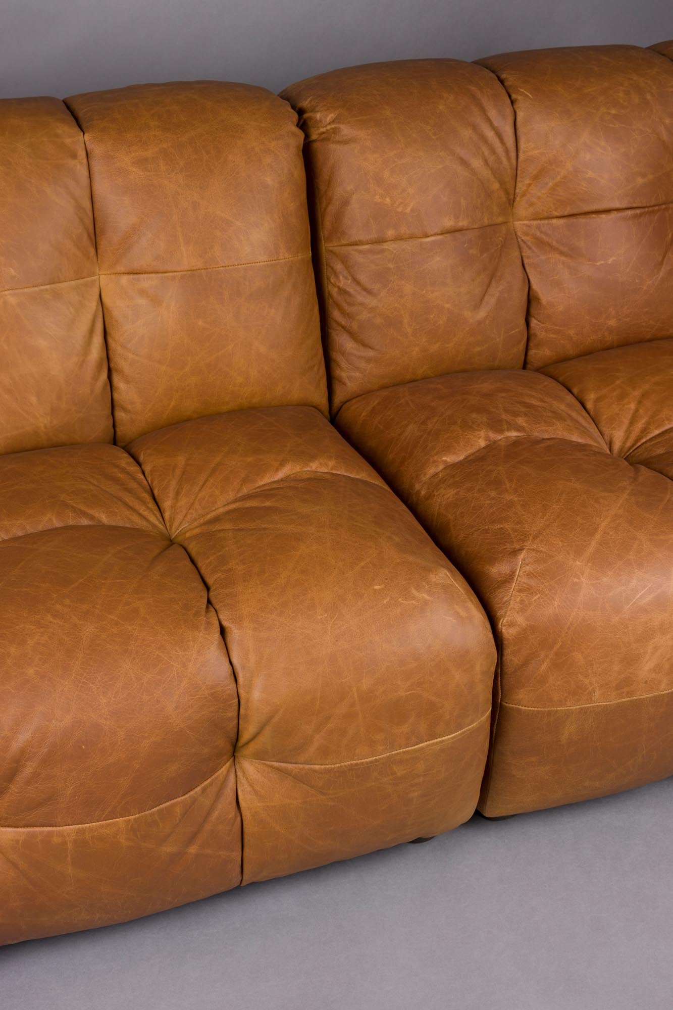 Sofa Hackman 4.5-Sitzer in Cognac präsentiert im Onlineshop von KAQTU Design AG. 4er Sofa ist von Dutchbone