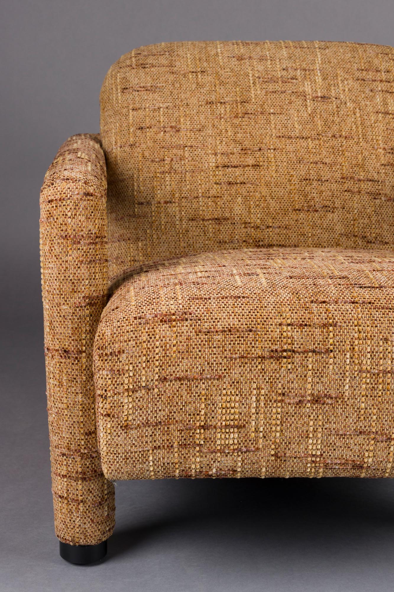 Der Sessel Kent Ochre von Dutchbone bietet eine harmonische Kombination aus Vintage-Charme und modernem Komfort. Perfekt für Ihr Zuhause!