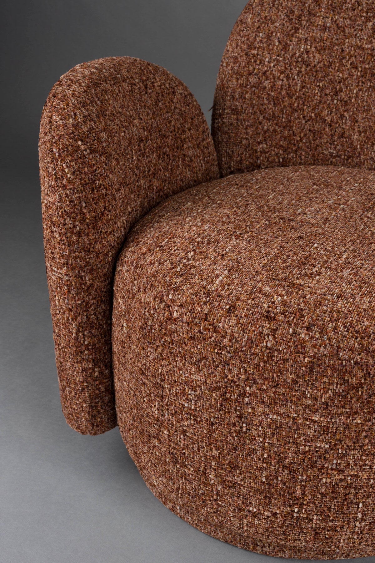 Sessel Rose Bordeaux Red in Rot präsentiert im Onlineshop von KAQTU Design AG. Drehsessel ist von Dutchbone