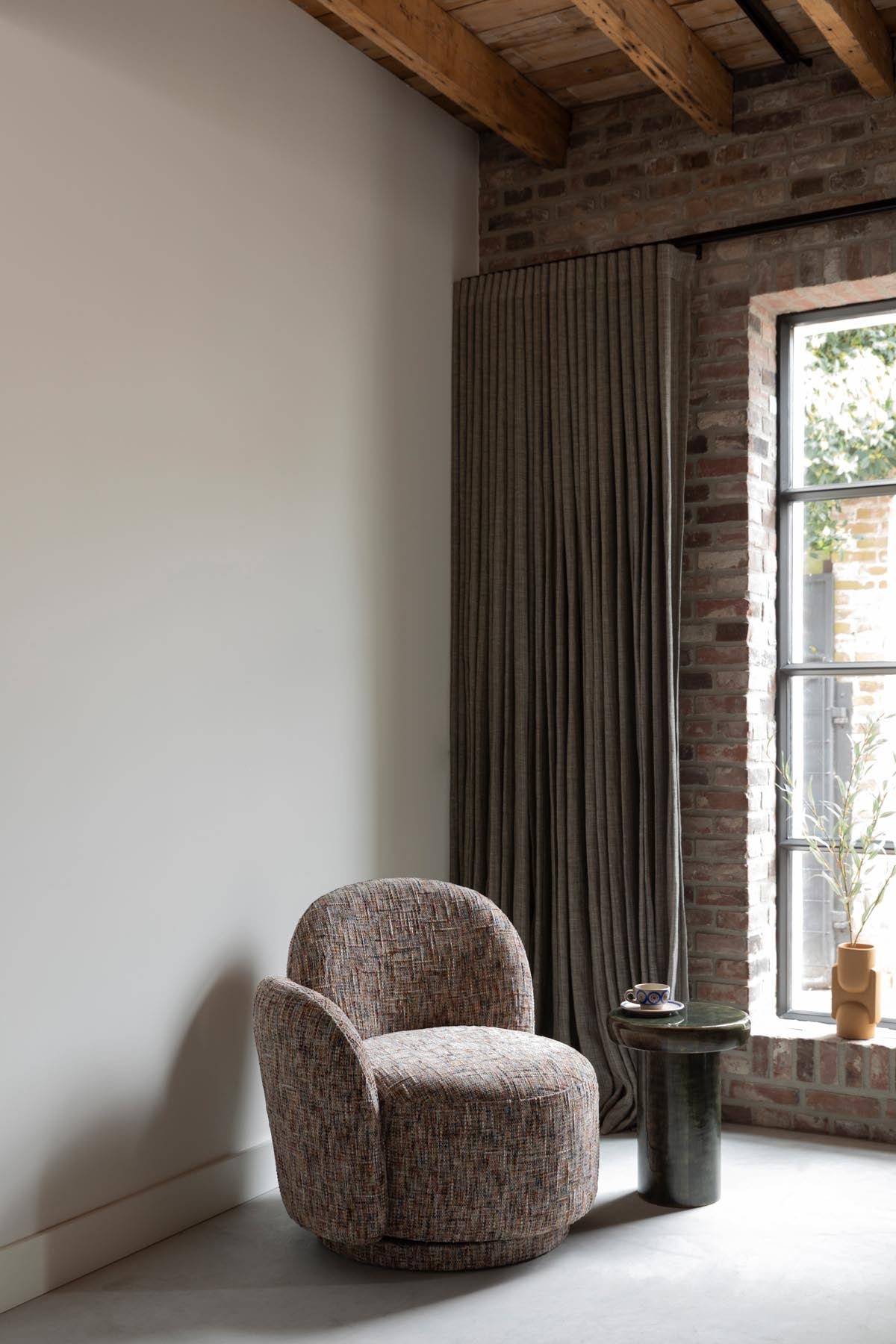 Sessel Rose Multicolour in Beige präsentiert im Onlineshop von KAQTU Design AG. Drehsessel ist von Dutchbone