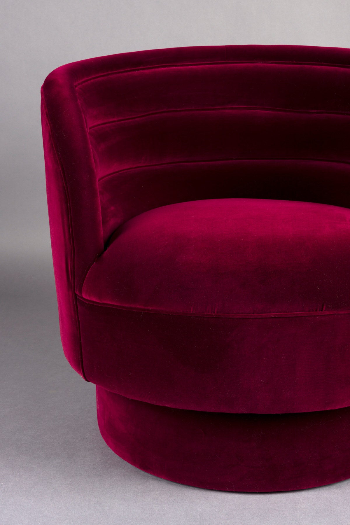 Sessel Dorothy in Rot präsentiert im Onlineshop von KAQTU Design AG. Drehsessel ist von Dutchbone