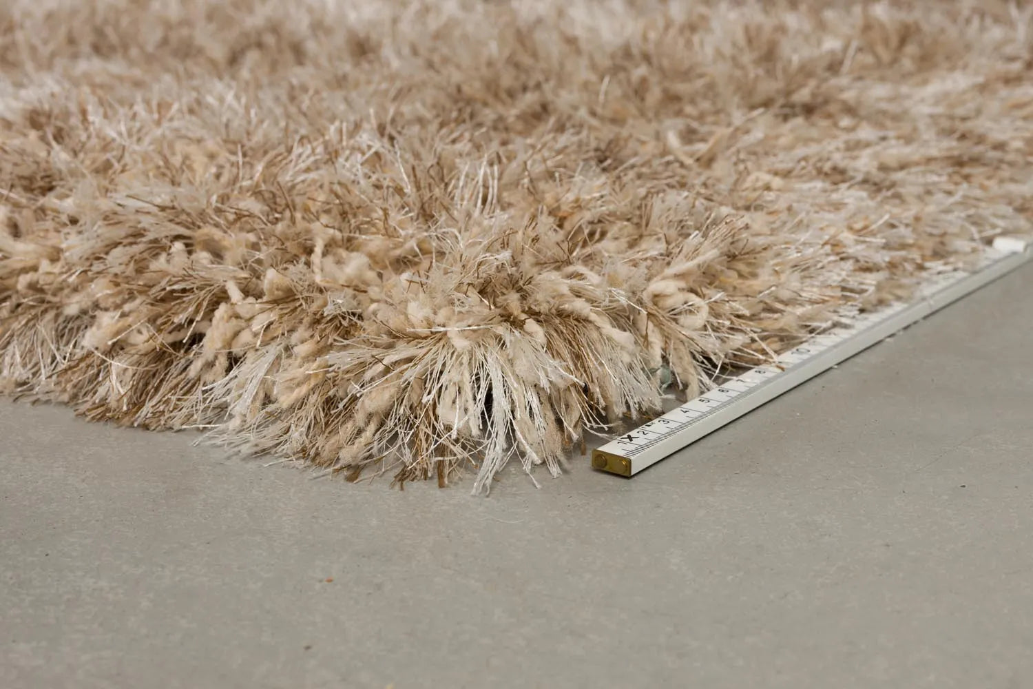 Teppich Hairy 160x230 in Beige präsentiert im Onlineshop von KAQTU Design AG. Teppich ist von Dutchbone