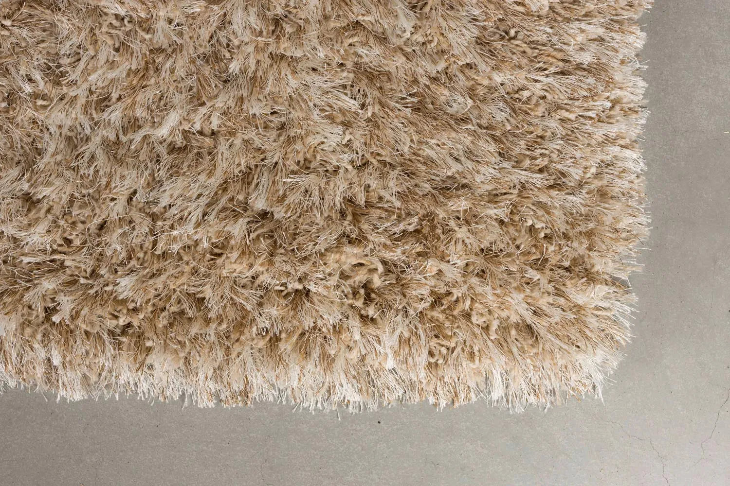 Teppich Hairy 160x230 in Beige präsentiert im Onlineshop von KAQTU Design AG. Teppich ist von Dutchbone