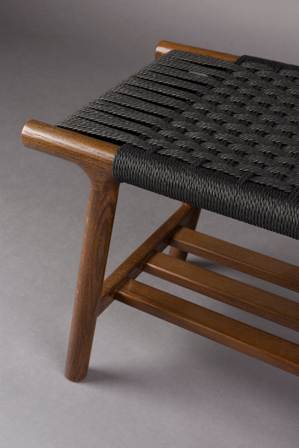 Hocker Kintaro in Walnuss präsentiert im Onlineshop von KAQTU Design AG. Hocker ist von Dutchbone