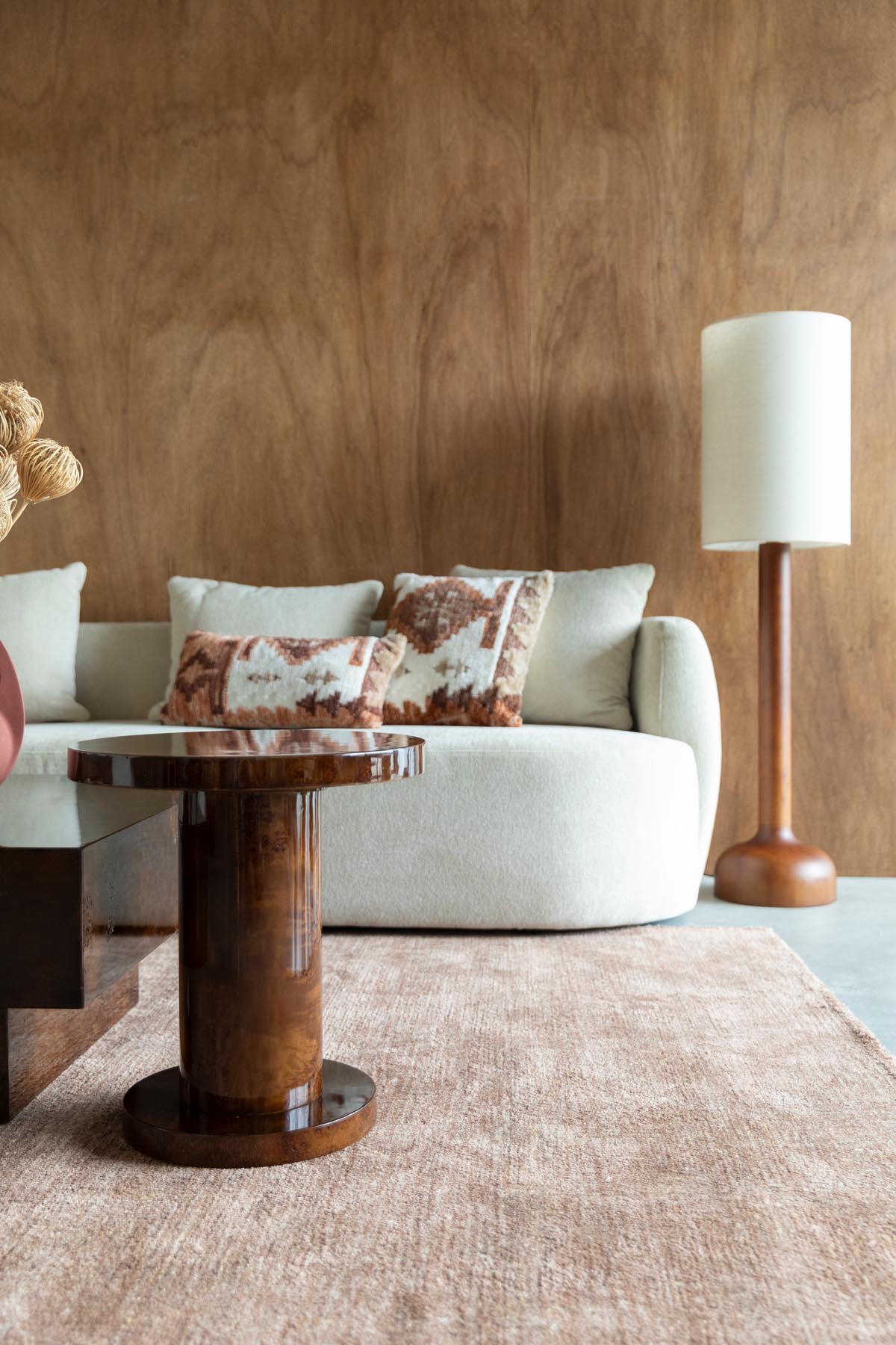 Beistelltisch Quinn in Walnuss präsentiert im Onlineshop von KAQTU Design AG. Beistelltisch ist von Dutchbone
